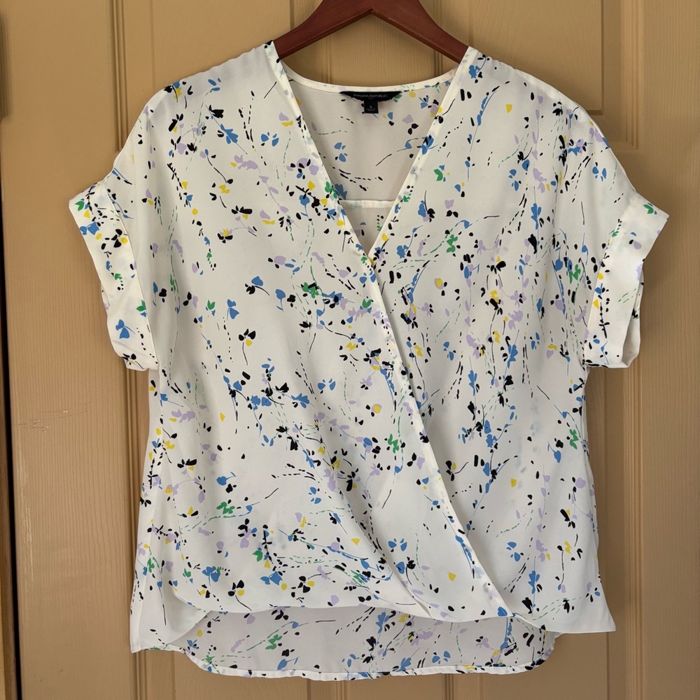 Banana Republic Ivory Floral Crepe Wrap Blouse Boho V-Neck Short Sleeve S 1552-E